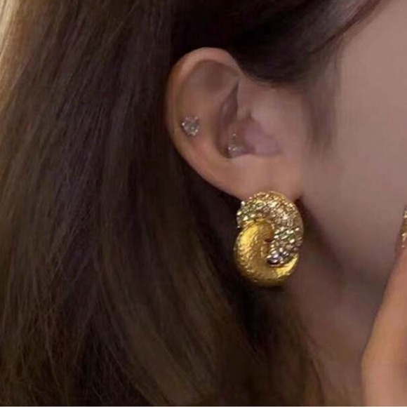 NEW VINTAGE KNOT GOLDEN EARNINGS STUD ELEGANT ✨🔥 comes with beautiful gift 🎁 - Picture 3 of 6